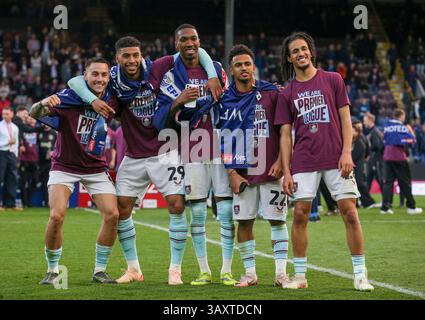 Burnley, Royaume-Uni. 21 avril 2025. Le milieu de terrain de Burnley Josh Brownhill (8) le milieu de terrain de Burnley Josh Laurent (29) L'attaquant de Burnley Marcus Edwards (22) le milieu de terrain de Burnley Hannibal Mejbri (28) célèbre la promotion en premier League lors du match Burnley FC vs Sheffield United FC Skybet EFL Championship à Turf Moor, Burnley, Royaume-Uni le 21 avril 2025 crédit : Phil Duncan/Every second Media/Alamy Live News Banque D'Images