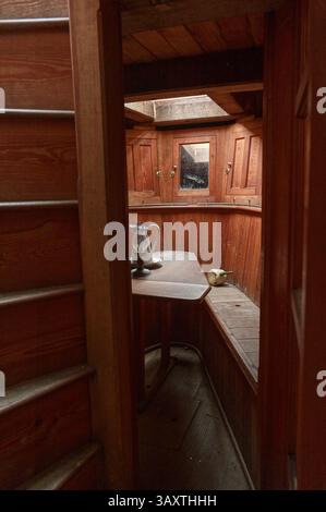 Cabine d'étrave sur le navire Garlandstone amarré à Morwellham Quay, un bateau à voile à gaff-gaffé Tamar Ketch, construit à Calstock en Cornouailles, Angleterre, et lancé Banque D'Images
