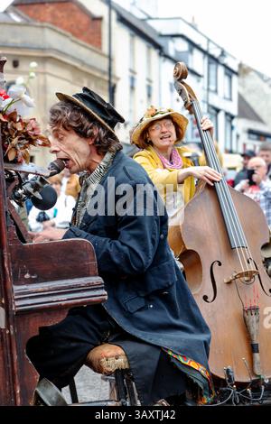 Rimski et Hankerchief, Piano à vélo et double Bassicle, Coleford Festival of transport 2025, Forest of Dean Gloucestershire, Royaume-Uni Banque D'Images