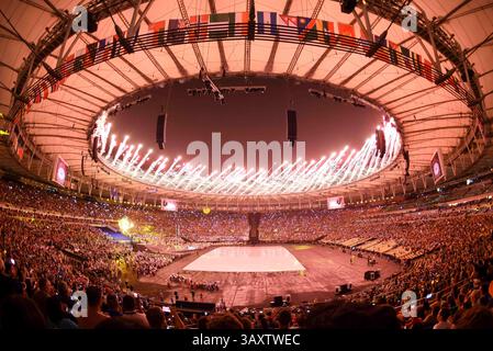 7 septembre 2016 : des feux d'artifice explosent lors de la cérémonie d'ouverture des Jeux paralympiques de Rio 2016 au stade Maracana le 7 septembre 2016 à Rio de Janeiro, Brésil. (Photo de Julian Avram/Cal Sport Media)(image de crédit : &copy ; Julian Avram/Cal Sport Media via ZUMA Wire) Banque D'Images