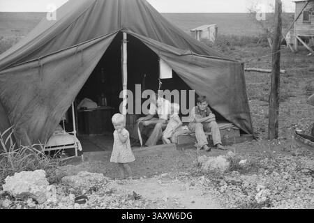 11 juillet 2016 - famille d'un travailleur migrant vivant dans Tent, près de canal point Packinghouse, Floride, États-Unis, Marion Post Wolcott pour Farm Security Administration, février 1939 (crédit image : © Circa images/Glasshouse via ZUMA Wire) Banque D'Images