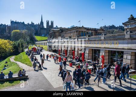 Les visiteurs apprécient le soleil printanier devant les National Galleries of Scotland on the Mound à Édimbourg, Écosse, Royaume-Uni Banque D'Images