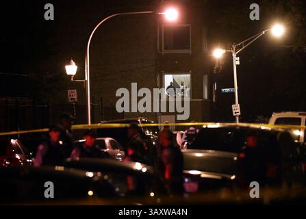 31 octobre 2016 - Chicago, il, États-Unis - le personnel de la CFD transporte un patient sur les lieux dans le bloc 1200 de S. Lawndale dans le quartier de Lawndale où un homme de 19 ans a été abattu dans le dos et un homme de 13 ans a été abattu dans la hanche, probablement en tant que combattants mutuels, lundi 31 octobre 2016 à Chicago. (Crédit image : © E. Jason Wambsgans/TNS via ZUMA Wire) Banque D'Images