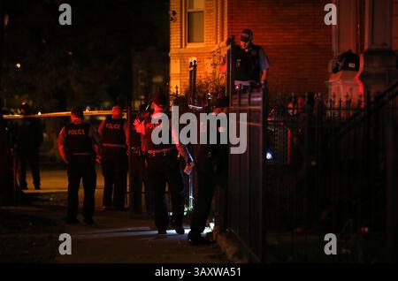 31 octobre 2016 - Chicago, il, États-Unis - le personnel de la CFD transporte un patient sur les lieux dans le bloc 1200 de S. Lawndale dans le quartier de Lawndale où un homme de 19 ans a été abattu dans le dos et un homme de 13 ans a été abattu dans la hanche, probablement en tant que combattants mutuels, lundi 31 octobre 2016 à Chicago. (Crédit image : © E. Jason Wambsgans/TNS via ZUMA Wire) Banque D'Images