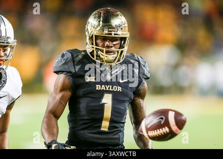 24 septembre 2016 - Waco, Texas, U. S - le linebacker des Baylor Bears Taylor Young (1) en action pendant le match entre les Oklahoma State Cowboys et les Baylor Bears au stade McLane de Waco, Texas. (Crédit image : © Dan Wozniak via ZUMA Wire) Banque D'Images