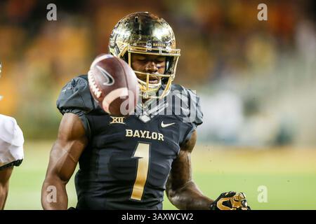 24 septembre 2016 - Waco, Texas, U. S - le linebacker des Baylor Bears Taylor Young (1) en action pendant le match entre les Oklahoma State Cowboys et les Baylor Bears au stade McLane de Waco, Texas. (Crédit image : © Dan Wozniak via ZUMA Wire) Banque D'Images
