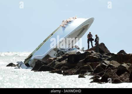 25 septembre 2016 - Miami Beach, FL, États-Unis - les enquêteurs regardent au-dessus du bateau renversé dans lequel le lanceur de Miami Marlins Jose Fernandez a été tué, dimanche 25 septembre 2016, à Maimi Beach. (Crédit image : © Joe Cavaretta/TNS via ZUMA Wire) Banque D'Images