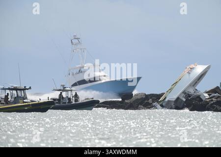 25 septembre 2016 - Miami Beach, FL, États-Unis - les enquêteurs regardent au-dessus du bateau renversé dans lequel le lanceur de Miami Marlins Jose Fernandez a été tué, dimanche 25 septembre 2016, à Maimi Beach. (Crédit image : © Joe Cavaretta/TNS via ZUMA Wire) Banque D'Images