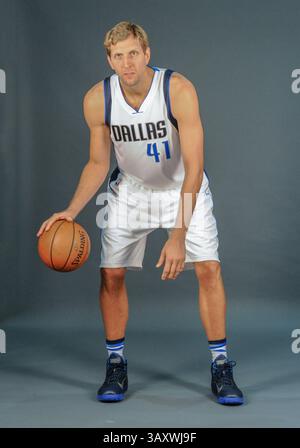 26 septembre 2016 : L'attaquant des Dallas Mavericks Dirk Nowitzki #41 pose lors de la Journée des médias des Dallas Mavericks qui s'est tenue à l'American Airlines Center à Dallas, TX (crédit image : &copy ; Albert Pena/Cal Sport Media via ZUMA Wire) Banque D'Images