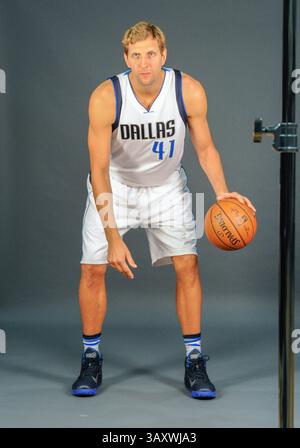 26 septembre 2016 : L'attaquant des Dallas Mavericks Dirk Nowitzki #41 pose lors de la Journée des médias des Dallas Mavericks qui s'est tenue à l'American Airlines Center à Dallas, TX (crédit image : &copy ; Albert Pena/Cal Sport Media via ZUMA Wire) Banque D'Images