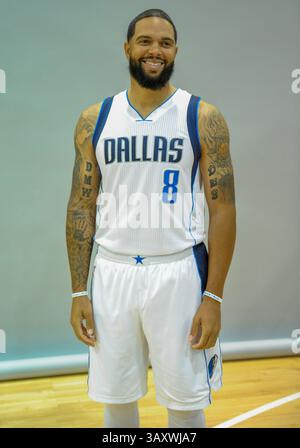 26 septembre 2016 : Deron Williams, garde des Dallas Mavericks #8, pose lors de la Dallas Mavericks Media Day qui s'est tenue à l'American Airlines Center à Dallas, Texas (crédit image : &copy ; Albert Pena/Cal Sport Media via ZUMA Wire) Banque D'Images