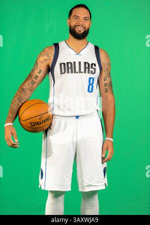 26 septembre 2016 : Deron Williams, garde des Dallas Mavericks #8, pose lors de la Dallas Mavericks Media Day qui s'est tenue à l'American Airlines Center à Dallas, Texas (crédit image : &copy ; Albert Pena/Cal Sport Media via ZUMA Wire) Banque D'Images