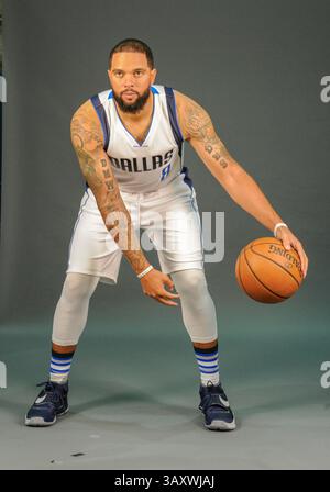 26 septembre 2016 : Deron Williams, garde des Dallas Mavericks #8, pose lors de la Dallas Mavericks Media Day qui s'est tenue à l'American Airlines Center à Dallas, Texas (crédit image : &copy ; Albert Pena/Cal Sport Media via ZUMA Wire) Banque D'Images
