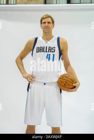 26 septembre 2016 : L'attaquant des Dallas Mavericks Dirk Nowitzki #41 pose lors de la Journée des médias des Dallas Mavericks qui s'est tenue à l'American Airlines Center à Dallas, TX (crédit image : &copy ; Albert Pena/Cal Sport Media via ZUMA Wire) Banque D'Images