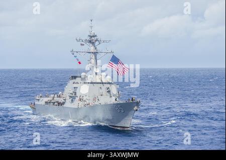 23 septembre 2016 - en mer - le destroyer USS McCampbell de classe USN Arleigh Burke se met en formation pour signifier l'achèvement des exercices du bouclier Valiant le 23 septembre 2016 dans la mer des Philippines. (Crédit image : © Mcs3 Patrick Dionne/Planet Pix via ZUMA Wire) Banque D'Images