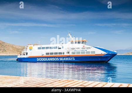 Gros plan d'un catamaran Dodekanisos SEAWAYS approchant de l'île de Chalki en Grèce le 17 avril 2025. Banque D'Images