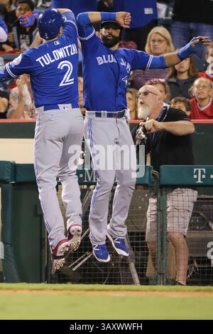 16 septembre 2016 : Troy Tulowitzki #2 des Blue Jays de Toronto et Kevin Pillar #11 du centre des Blue Jays de Toronto font un saut de coude après que Tulowitzki se soit enchaîné dans le match entre les Blue Jays de Toronto et les Angels de Los Angeles d'Anaheim, Angel Stadium à Anaheim, CA, photographe : Peter Joneleit(crédit image : © Peter Joneleit/Cal Sport Media/Cal Sport Media via ZUMA Wire) Banque D'Images