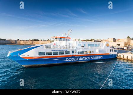 Dodekanisos Express dans le port de Rhodes vu tôt le 15 avril 2025 sous un ciel bleu à Rhodes Island, Grèce. Banque D'Images