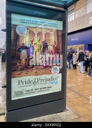 Princes Street bus Shelter publicité numérique promouvant la fierté et les préjugés* de Jane Austen (*sorte de) au Festival Theatre, Édimbourg, Écosse Banque D'Images