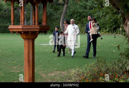 New Delhi, Inde. 21 avril 2025. Le premier ministre indien Narendra Modi, au centre, discute avec U.. Vice-président JD Vance, à droite, et il escorte la famille à travers le jardin de Panchavati, le 21 avril 2025 à New Delhi, Inde. Vance est arrivé avec sa famille pour une visite de quatre jours dans le pays, en grande partie personnelle. Crédit : PIB/Press information Bureau/Alamy Live News Banque D'Images
