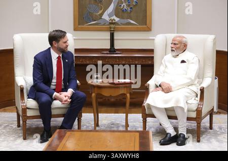 New Delhi, Inde. 21 avril 2025. Le premier ministre indien Narendra Modi, à droite, commente U. S Vice-président JD Vance, à gauche, lors d'une réunion bilatérale à Panchavati, le 21 avril 2025 à New Delhi, Inde. Vance est arrivé avec sa famille pour une visite de quatre jours dans le pays, en grande partie personnelle. Crédit : PIB/Press information Bureau/Alamy Live News Banque D'Images
