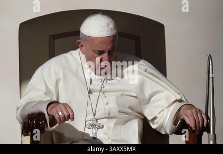 12 octobre 2016 - État de la Cité du Vatican (Saint-Siège) - LE PAPE FRANÇOIS lors de son audience générale du mercredi sur la place Pierre au Vatican. (Crédit image : © Evandro Inetti via ZUMA Wire) Banque D'Images