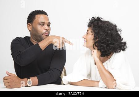 10 octobre 2016 - Hollywood, Californie, États-Unis - ANTHONY ANDERSON, TRACEE ELLIS ROSS fait la promotion de la série télévisée Black-ish. Tracee Ellis Ross Tracee Ellis Ross (née le 29 octobre 1972 à Los Angeles) est une actrice, mannequin, comédienne, productrice et animatrice de télévision américaine. Fille de la chanteuse et actrice Diana Ross, Ross commence sa carrière dans des films indépendants, des séries de variétés et anime le magazine de culture pop The Dish on Lifetime. De 2000 à 2008, elle a joué le rôle principal de Joan Clayton dans la série comique GirlFriends de UPN/CW, pour laquelle elle a reçu deux NAACP image Award pour sa remarquable actrice dans a Comedy Seri Banque D'Images