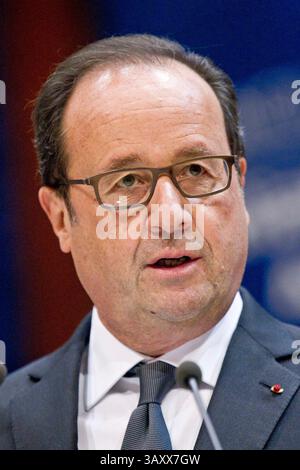 11 oct. 2016 - Strasbourg, France - le Président français FRANÇOIS HOLLANDE prononce un discours devant l'Assemblée parlementaire du Conseil de l'Europe (APCE) à Strasbourg. (Crédit image : © Elyxandro Cegarra/ZUMA Wire/ZUMAPRESS.com) Banque D'Images