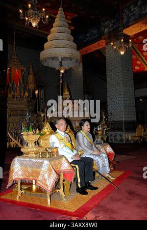 13 octobre 2016 - PHOTO DE DOSSIER - BHUMIBOL ADULYADEJ (5 décembre 1927 - 13 octobre 2016) est le roi de Thaïlande. Aussi connu sous le nom de Rama IX, il était le neuvième monarque de la dynastie Chakri. Régnant à partir du 9 juin 1946, il est le monarque ayant régné le plus longtemps dans l'histoire thaïlandaise. PHOTO : 9 juin 2006 - Bangkok, Thaïlande - Roi de Thaïlande BHUMIBOL ADULYADEJ et épouse LA REINE SIRIKIT. Mérite dans son dévouement aux rois passés, SM le Roi reçoit un hommage de ses sympathisants à Ananta Samakhom trône Halll. Sirikit célébrations du soixantième anniversaire de l'accession au trône de sa Majesté. (Crédit image : © Maison Royale Banque D'Images