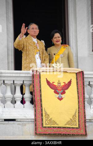 13 octobre 2016 - PHOTO DE DOSSIER - BHUMIBOL ADULYADEJ (5 décembre 1927 - 13 octobre 2016) est le roi de Thaïlande. Aussi connu sous le nom de Rama IX, il était le neuvième monarque de la dynastie Chakri. Régnant à partir du 9 juin 1946, il est le monarque ayant régné le plus longtemps dans l'histoire thaïlandaise. SUR LA PHOTO : 9 juin 2006 - Bangkok, Thaïlande - Roi de Thaïlande BHUMIBOL ADULYADEJ et épouse LA REINE SIRIKIT sur le balcon du palais. Mérite dans son dévouement aux rois passés, SM le Roi reçoit un hommage de ses sympathisants à la salle du trône Ananta Samakhom. (Crédit image : © Royal Household/ZUMAPRESS.com) Banque D'Images