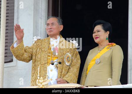 13 octobre 2016 - PHOTO DE DOSSIER - BHUMIBOL ADULYADEJ (5 décembre 1927 - 13 octobre 2016) est le roi de Thaïlande. Aussi connu sous le nom de Rama IX, il était le neuvième monarque de la dynastie Chakri. Régnant à partir du 9 juin 1946, il est le monarque ayant régné le plus longtemps dans l'histoire thaïlandaise. SUR LA PHOTO : 9 juin 2006 - Bangkok, Thaïlande - Roi de Thaïlande BHUMIBOL ADULYADEJ et épouse LA REINE SIRIKIT sur le balcon du palais. Mérite dans son dévouement aux rois passés, SM le Roi reçoit un hommage de ses sympathisants à la salle du trône Ananta Samakhom. (Crédit image : © Royal Household/ZUMAPRESS.com) Banque D'Images