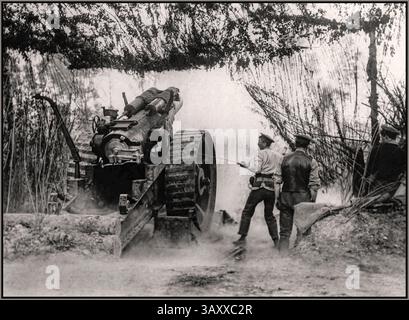 Soldat de l'armée britannique de la première Guerre mondiale tirant un obusier lourd de champ 8 pouces canon. Le soldat tire une lanière de détente qui est reliée à la serrure de tir de l'arme dans la culasse. Région de Messines Ridge, juin 1917 première Guerre mondiale la bataille de Messines (7-14 juin 1917) est une attaque de la seconde armée britannique (général Sir Herbert Plumer), sur le front occidental, près du village de Messines en Flandre occidentale, en Belgique, pendant la première Guerre mondiale. Banque D'Images