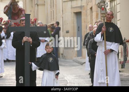 Le cardinal Mario Grech, l'un des principaux pionniers pour succéder au pape François, a dirigé les prières pour la pluie sur l'île de Gozo. Photo par Adam Alexander Banque D'Images