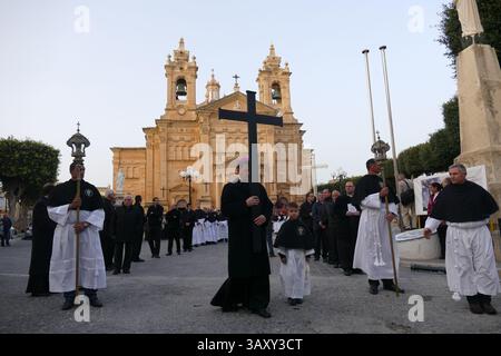 Le cardinal Mario Grech, l'un des principaux pionniers pour succéder au pape François, a dirigé les prières pour la pluie sur l'île de Gozo. Photo par Adam Alexander Banque D'Images