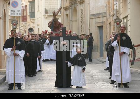 Le cardinal Mario Grech, l'un des principaux pionniers pour succéder au pape François, a dirigé les prières pour la pluie sur l'île de Gozo. Photo par Adam Alexander Banque D'Images