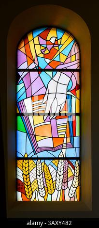 Parole de Dieu – la Bible. Un vitrail dans l'église St James à Medjugorje, Bosnie-Herzégovine. Banque D'Images
