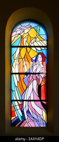 Un vitrail dans l'église St James à Medjugorje, Bosnie-Herzégovine. Banque D'Images