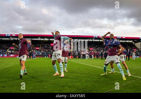 Burnley, Royaume-Uni. 21 avril 2025. Milieu de terrain de Burnley Josh Brownhill (8) milieu de terrain de Burnley Josh Laurent (29) L'attaquant de Burnley Marcus Edwards (22) L'attaquant de Burnley Jaidon Anthony (11) célèbre la promotion gagnante en premier League lors du Burnley FC v Sheffield United FC Skybet EFL Championship match à Turf Moor, Burnley, Royaume-Uni le 21 avril 2025 crédit : Phil Can/Every second Media Credit : DunEvery second Media/Alamy Live News Banque D'Images
