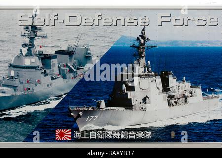 Un panneau d'affichage de recrutement de la bande navale de la Force d'autodéfense maritime japonaise (SDF) montrant des cuirassés dans l'océan vu à Maizuru, au Japon. Banque D'Images