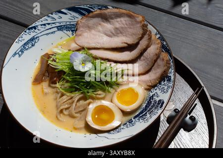 Ramen avec chasu de porc, oeuf ajitsuke, menma, bouillon d'os de porc, bouillon d'os de poulet, et des nouilles de seigle Banque D'Images