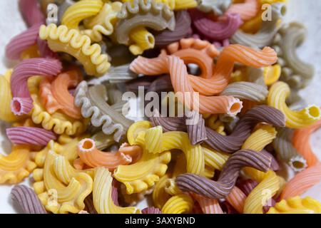 Pâtes colorées de différentes formes gros plan. Nourriture Banque D'Images