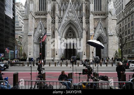 Les membres des médias devant l'entrée de la cathédrale de produits Patricks le 21 avril 2025 à New York. Banque D'Images