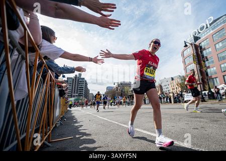 Boston, États-Unis. 21 avril 2025. Les coureurs participent au 129e marathon de Boston à Boston, Massachusetts, États-Unis, le 21 avril 2025. Crédit : Ziyu Julian Zhu/Xinhua/Alamy Live News Banque D'Images