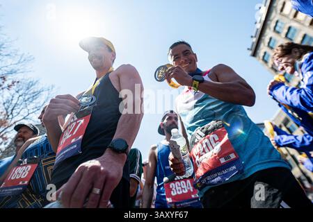 Boston, États-Unis. 21 avril 2025. Les participants réagissent après le 129e marathon de Boston à Boston, Massachusetts, États-Unis, le 21 avril 2025. Crédit : Ziyu Julian Zhu/Xinhua/Alamy Live News Banque D'Images