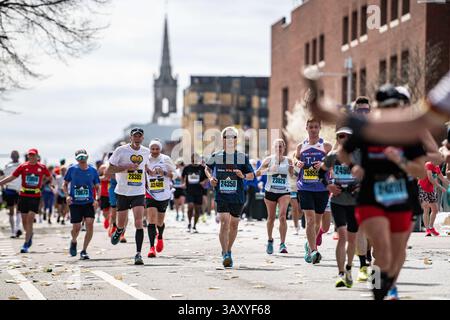 Boston, États-Unis. 21 avril 2025. Les coureurs participent au 129e marathon de Boston à Boston, Massachusetts, États-Unis, le 21 avril 2025. Crédit : Ziyu Julian Zhu/Xinhua/Alamy Live News Banque D'Images