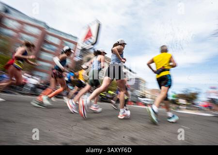 Boston, États-Unis. 21 avril 2025. Les coureurs participent au 129e marathon de Boston à Boston, Massachusetts, États-Unis, le 21 avril 2025. Crédit : Ziyu Julian Zhu/Xinhua/Alamy Live News Banque D'Images