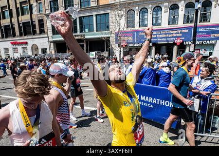 Boston, États-Unis. 21 avril 2025. Les participants réagissent après le 129e marathon de Boston à Boston, Massachusetts, États-Unis, le 21 avril 2025. Crédit : Ziyu Julian Zhu/Xinhua/Alamy Live News Banque D'Images