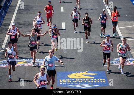 Boston, États-Unis. 21 avril 2025. Les coureurs participent au 129e marathon de Boston à Boston, Massachusetts, États-Unis, le 21 avril 2025. Crédit : Ziyu Julian Zhu/Xinhua/Alamy Live News Banque D'Images