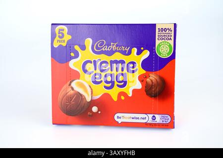 Boîte d’œufs Cadbury Creme – pays de Galles, Royaume-Uni – 30 mars 2025 Banque D'Images