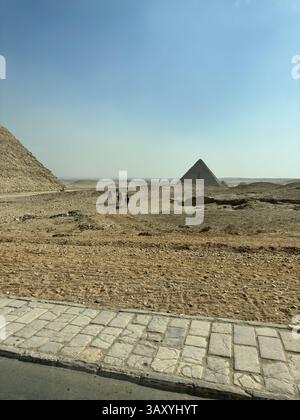 Équitation autour des pyramides de Gizeh par une journée ensoleillée, Egypte Banque D'Images